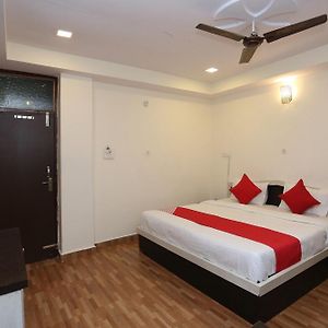 Oyo Hotel Shivam Near Sahara Ganj Mall